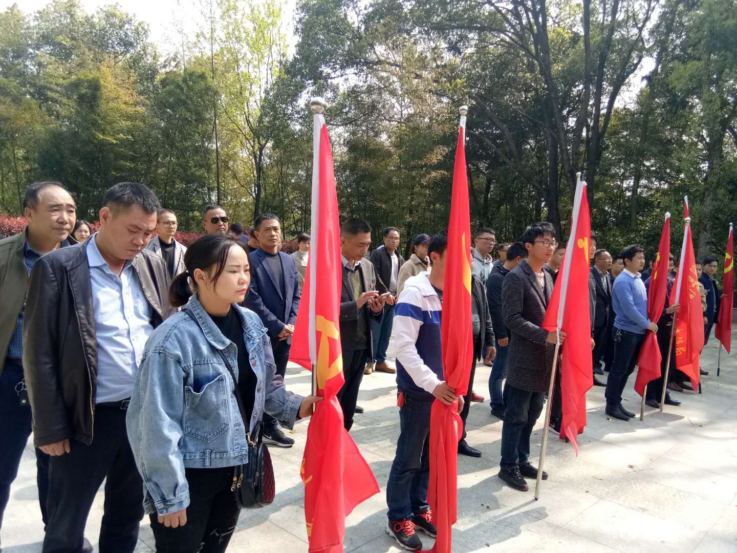 緬懷先烈 發(fā)奮圖強(qiáng)